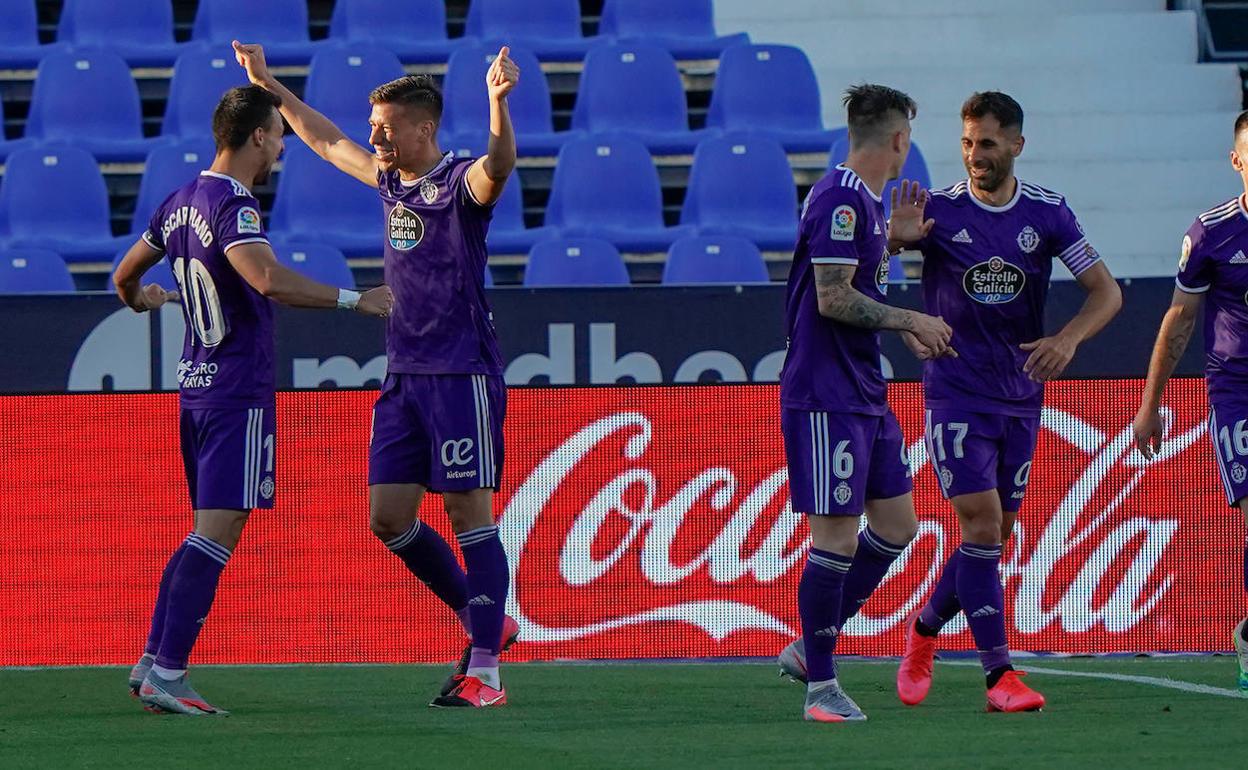 Alcaraz celebra el segundo gol del partido con Óscar Plano. 