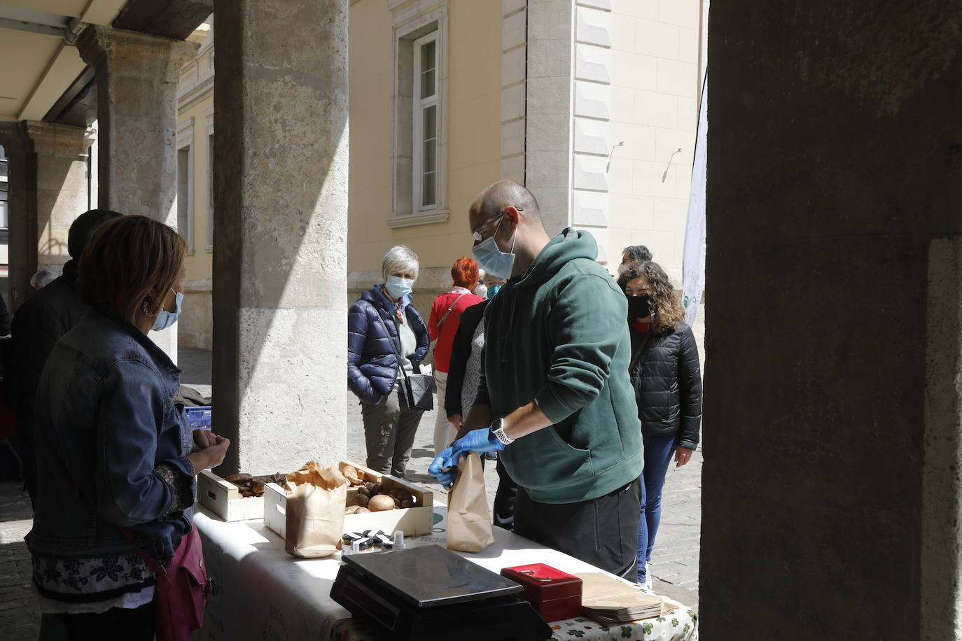 Fotos: El mercado ecológico de Palencia vuelve a la Plaza Mayor