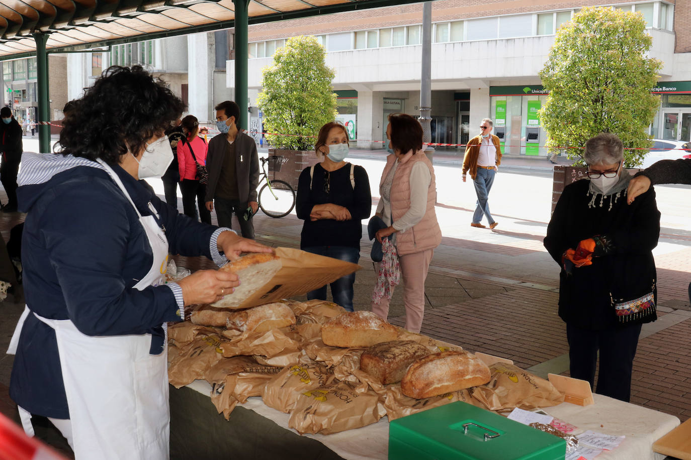 Después del confinamiento, han vuelto a mostrar su género en este escaparate al que vuelven con más distancia entre puestos y en el suelo marcas de tiza con la separación que deben guardar con los clientes