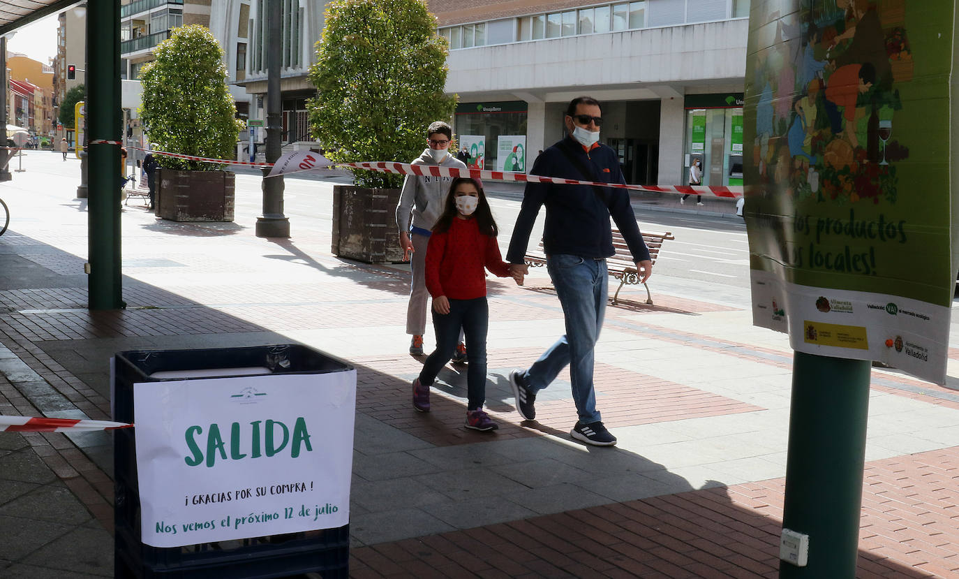 Después del confinamiento, han vuelto a mostrar su género en este escaparate al que vuelven con más distancia entre puestos y en el suelo marcas de tiza con la separación que deben guardar con los clientes