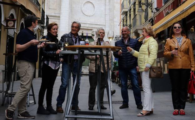 Asistentes el pasado viernes a la ruta de tapas, con salida desde la catedral. 