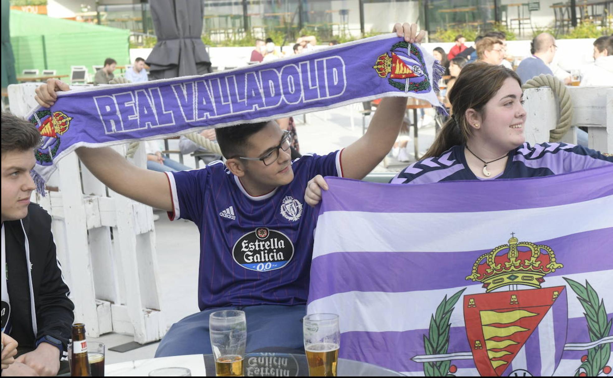 La afición del Real Valladolid siguió el partido ante el Leganés desde su casa pero también en las terrazas de muchos establecimientos.