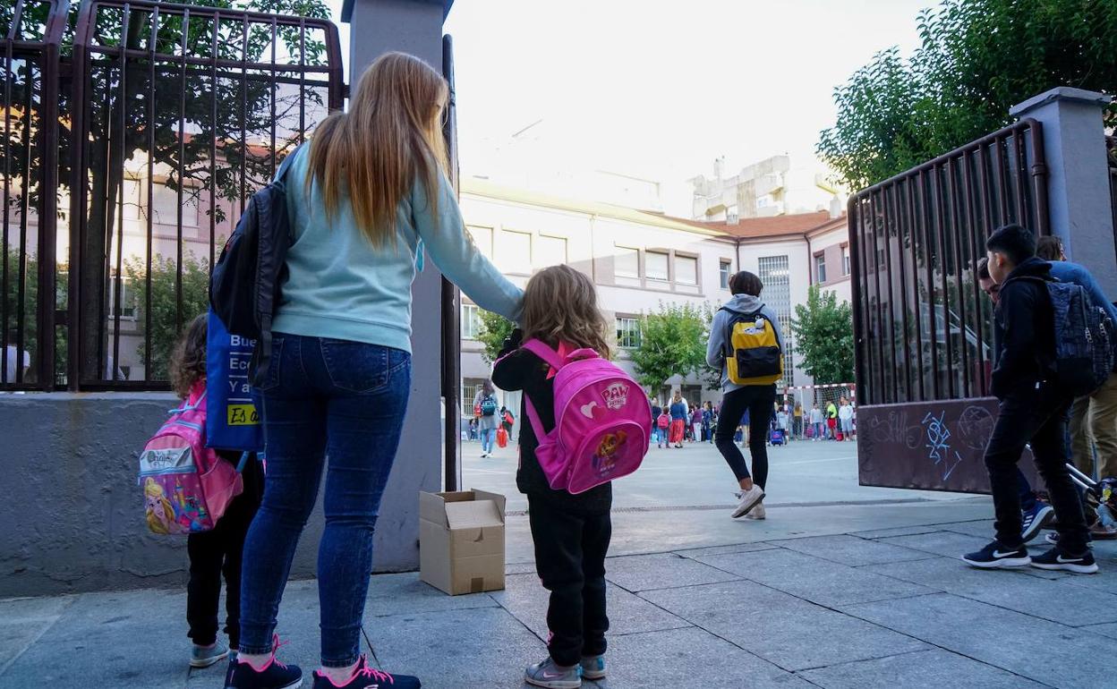 Varios escolares se encaminan hacia las aulas de su centro educativo. 