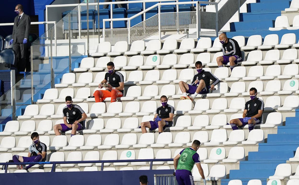 Los suplentes del Valladolid ocupan su sitio en la grada de Butarque. 