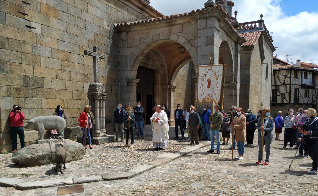 Momento de la bendición del marrano de San Antón junto a una de las entradas de la iglesia.