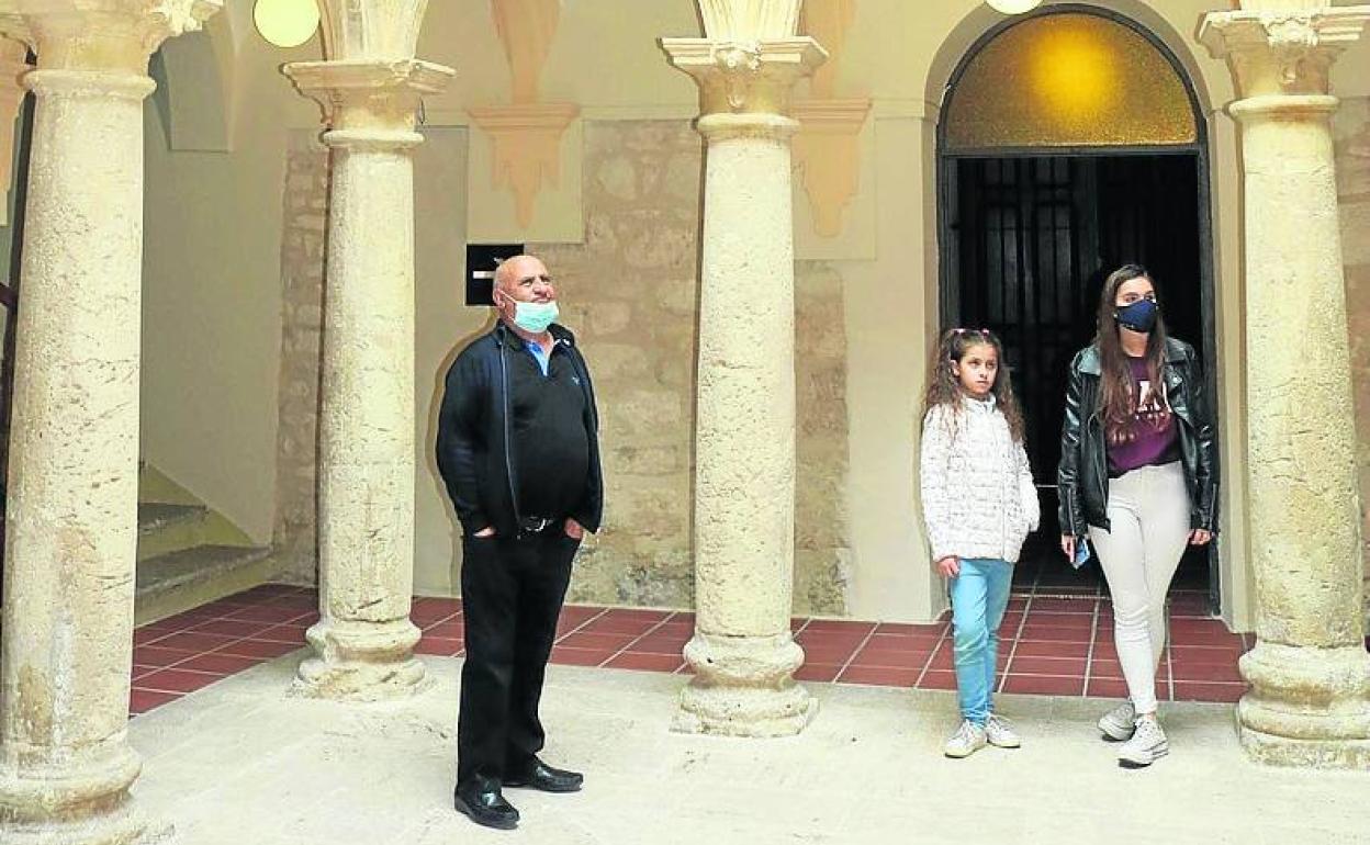 Los visitantes, en el patio barroco del museo del Cerrato.