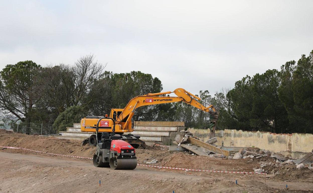 Una excavadora remueve el terreno en la zona del Botánico. 