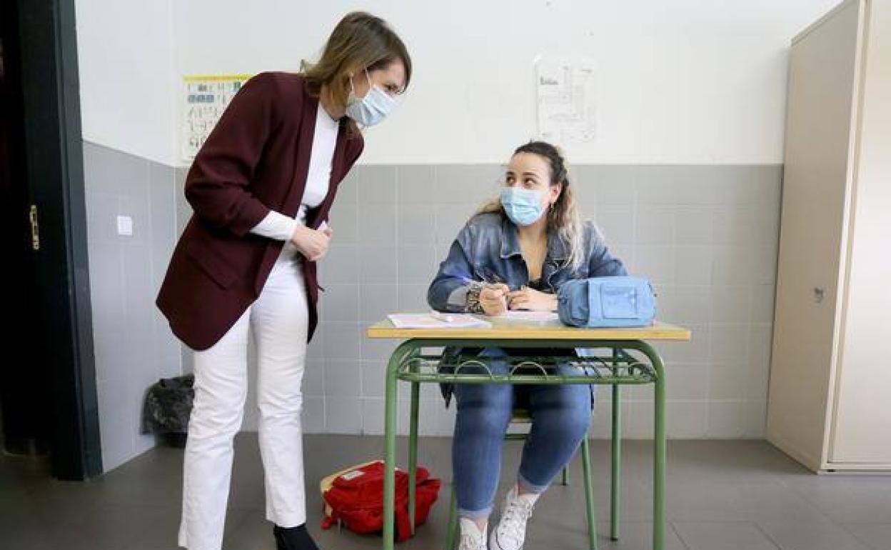 La consejera ha visitado un instituto en Valladolid.