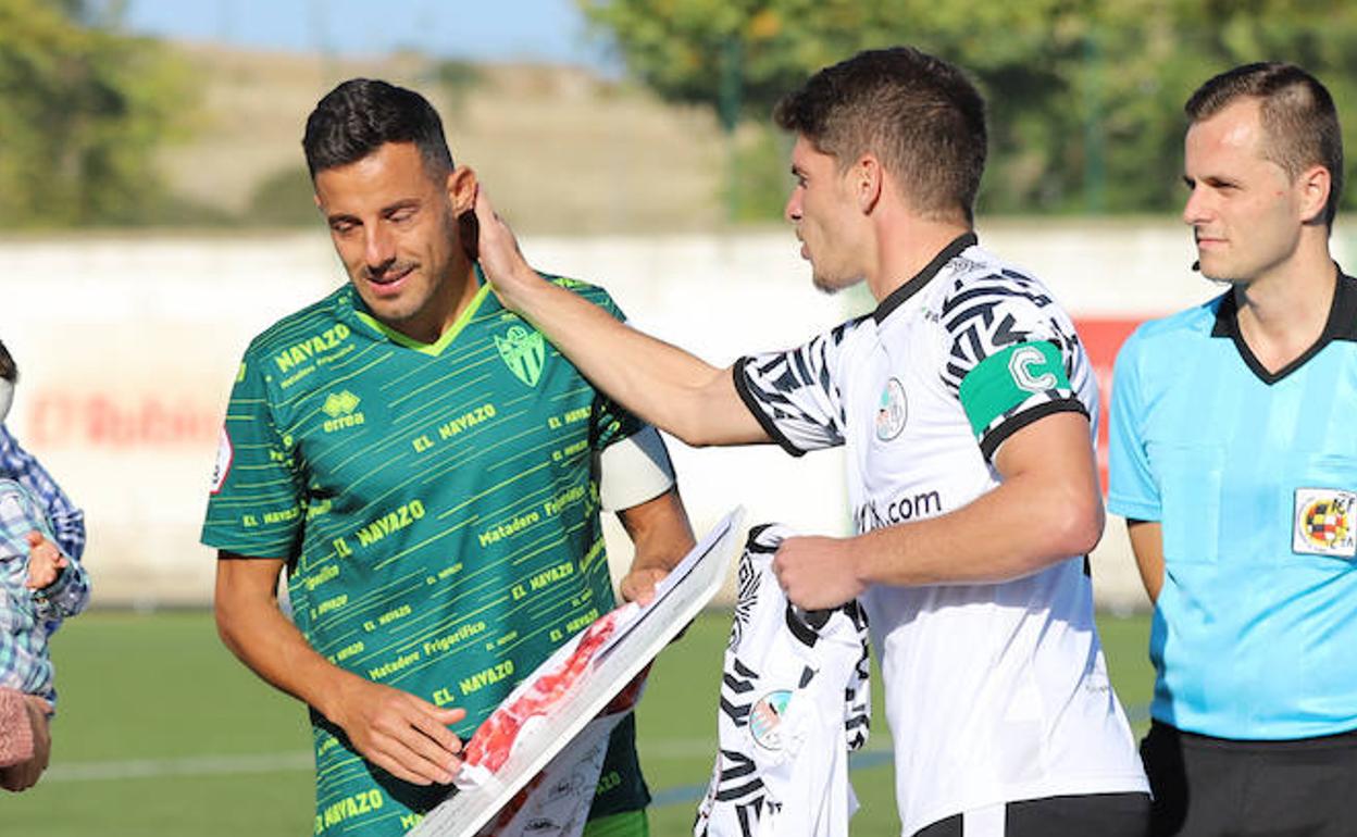 Carlos Rubén saludado por Amaro en el derbi. 