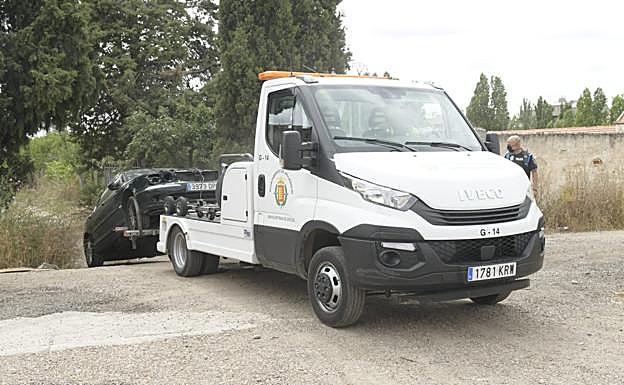 La grúa se lleva un vehículo.