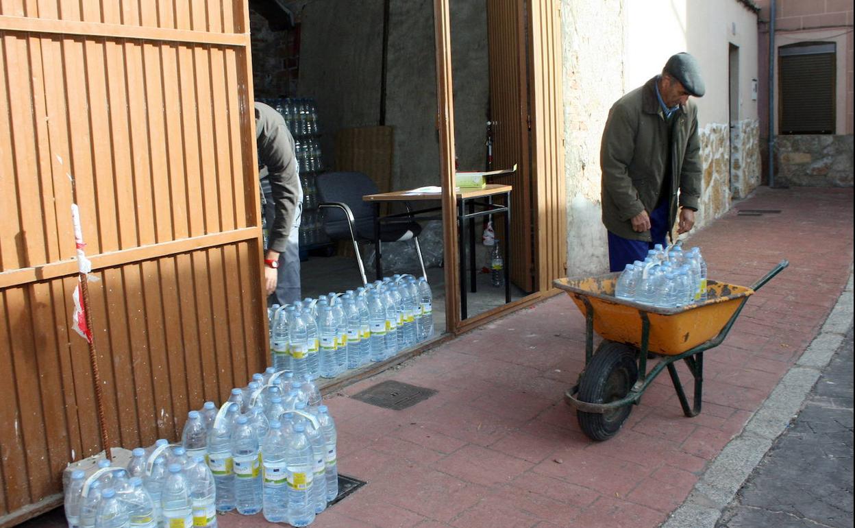 Reparto de agua embotellada en Lastras de Cuéllar. 