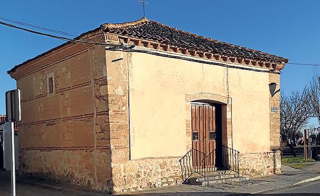 Imagen principal - Arriba, ermita de La Soledad; campana de la ermita Los Remedios y Virgen de los Remedios. 