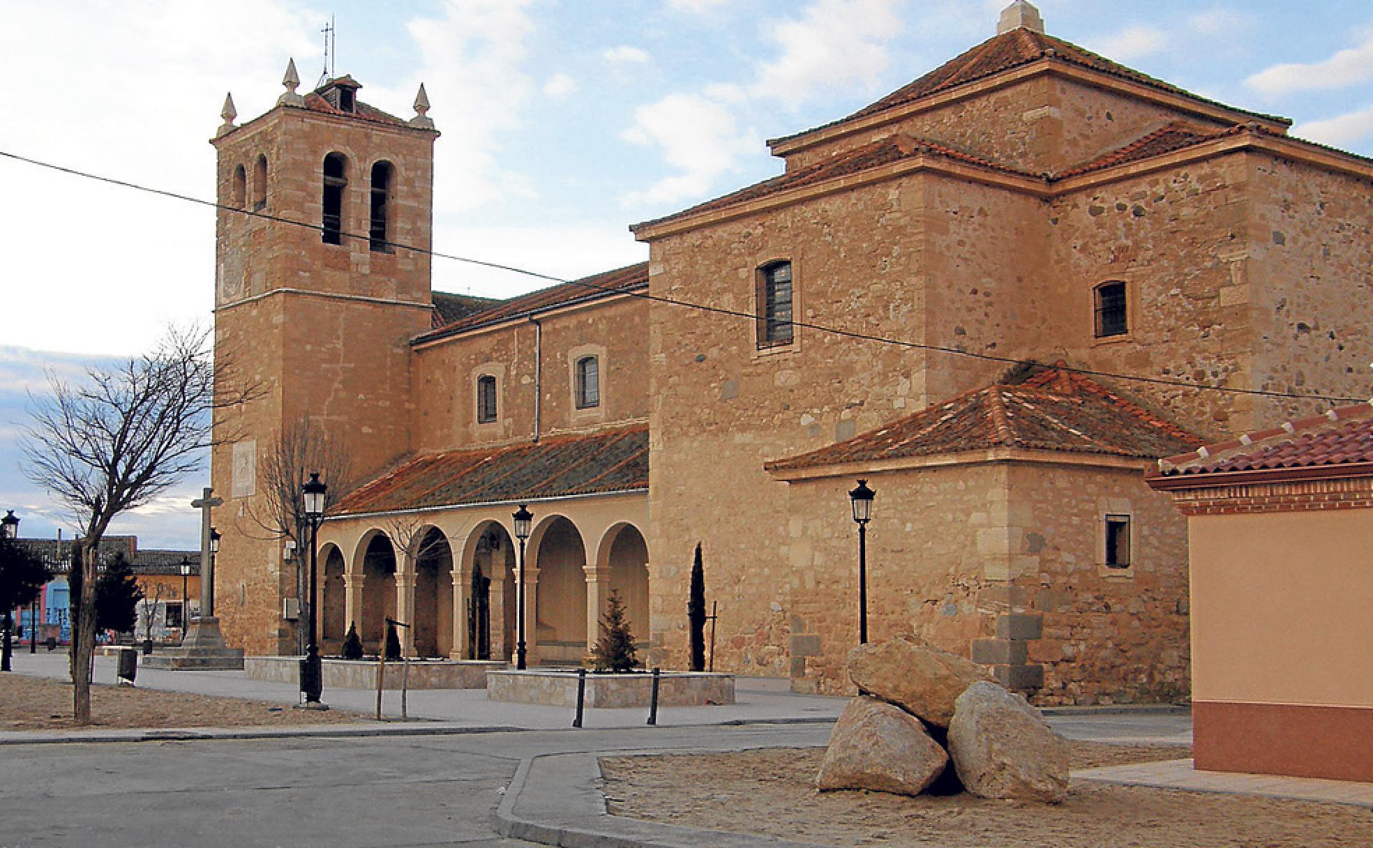 Iglesia barroca dedicada a San Lorenzo Mártir, en el centro del pueblo.