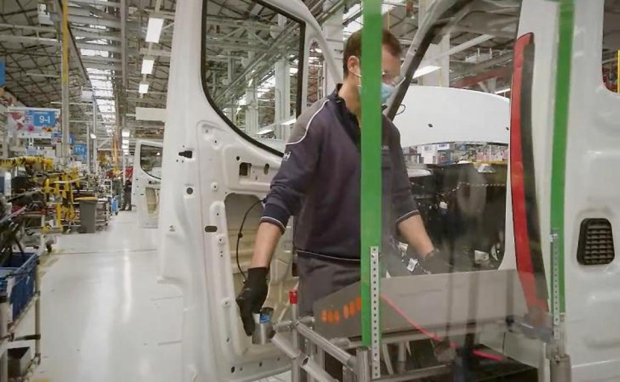 Un trabajador en la planta vallisoletana de Iveco.