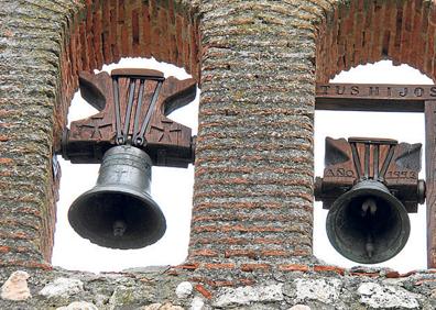 Imagen secundaria 1 - Arriba, ermita de La Soledad; campana de la ermita Los Remedios y Virgen de los Remedios. 