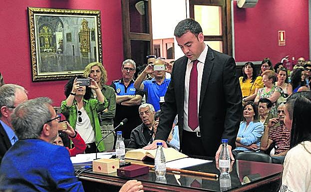 Carlos Fraile, hace un año, durante su toma de posesión como alcalde de Cuéllar. 