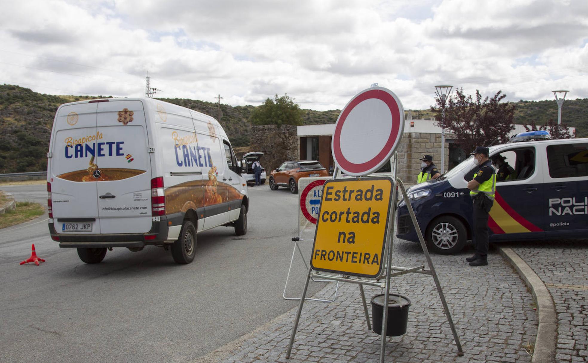 Control de vehículos en el paso fronterizo de Zamora con Miranda do Douro.