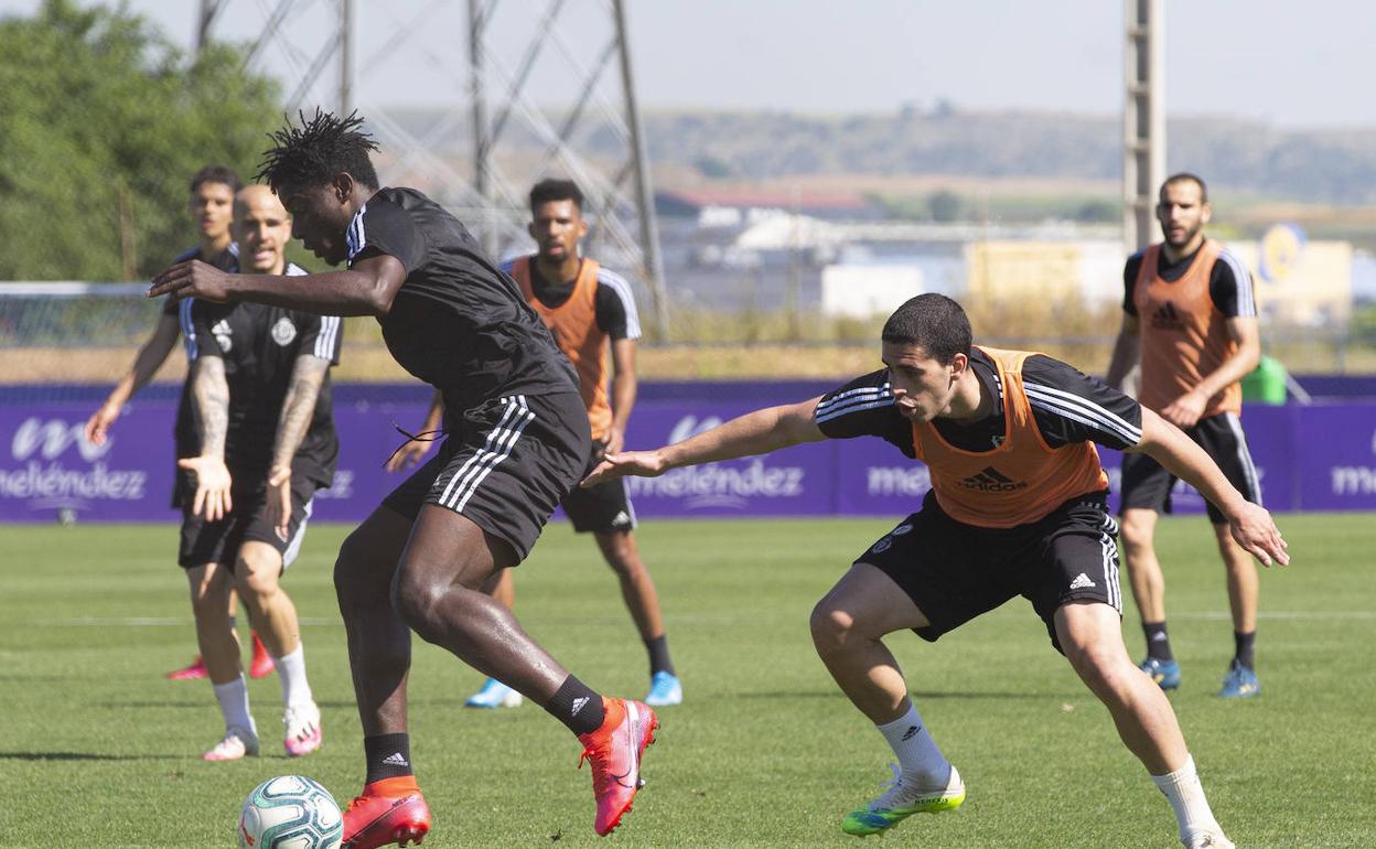 Miguel presiona la salida de balón de Salisu en un entrenamiento. 