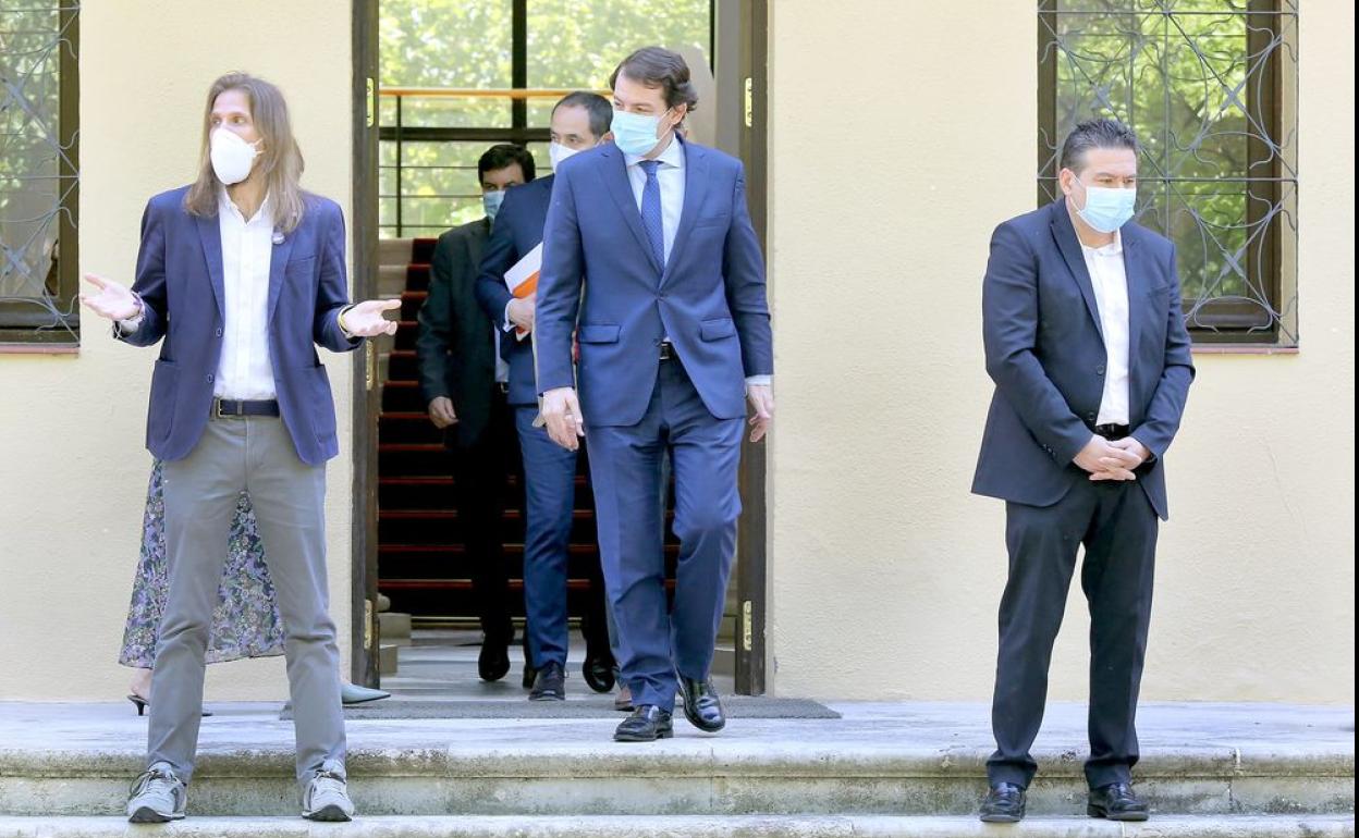 Fernández Mañueco junto a Pablo Fernández (Podemos) y Luis Mariano Santos (UPL).