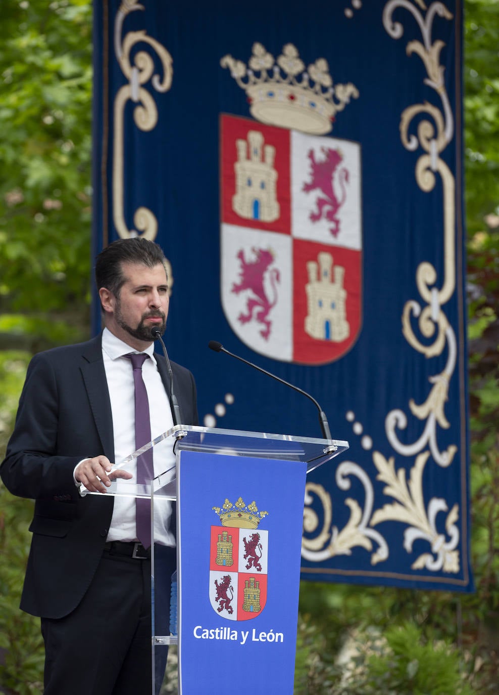 El presidente de la Junta de Castilla y León, Alfonso Fernández Mañueco, junto al vicepresidente, Francisco Igea, firman el Pacto por la Recuperación Económica, el Empleo y la Cohesión Social en Castilla y León con el portavoz parlamentario del Partido Socialista, Luis Tudanca, así como con otros portavoces.