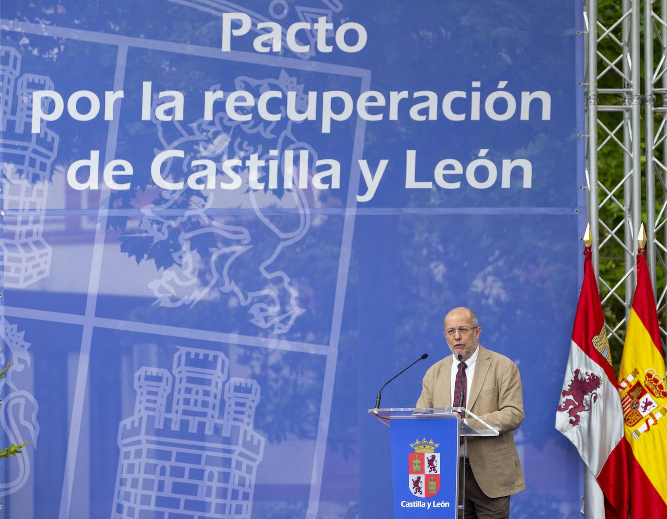 El presidente de la Junta de Castilla y León, Alfonso Fernández Mañueco, junto al vicepresidente, Francisco Igea, firman el Pacto por la Recuperación Económica, el Empleo y la Cohesión Social en Castilla y León con el portavoz parlamentario del Partido Socialista, Luis Tudanca, así como con otros portavoces.