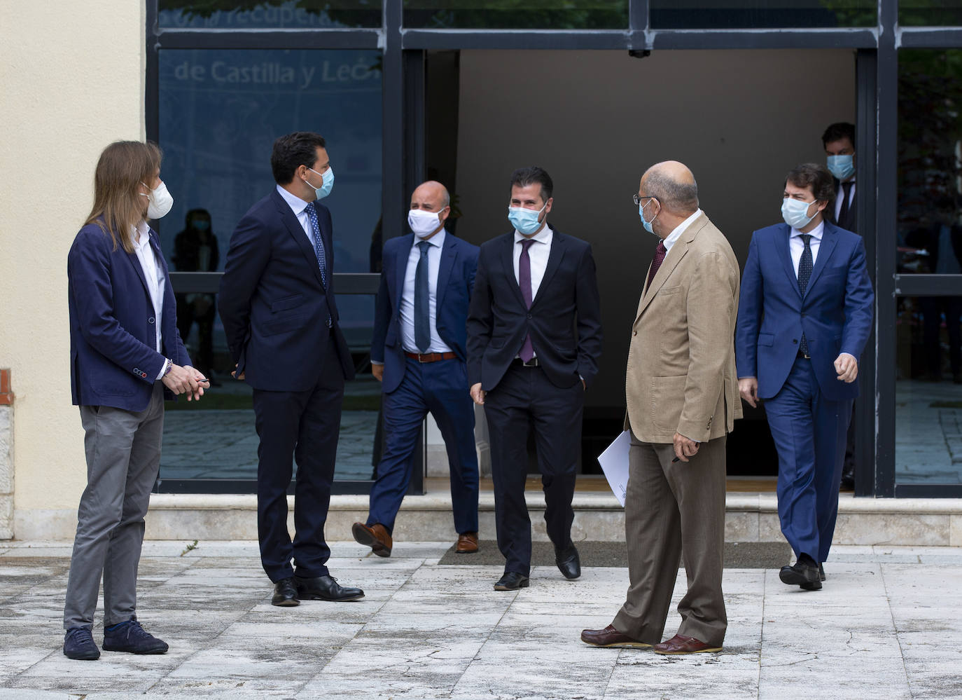 El presidente de la Junta de Castilla y León, Alfonso Fernández Mañueco, junto al vicepresidente, Francisco Igea, firman el Pacto por la Recuperación Económica, el Empleo y la Cohesión Social en Castilla y León con el portavoz parlamentario del Partido Socialista, Luis Tudanca, así como con otros portavoces.