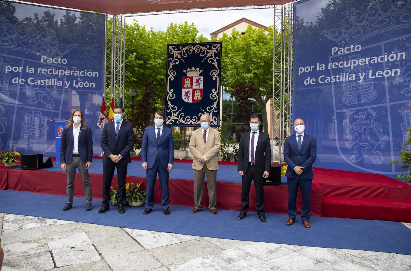 El presidente de la Junta de Castilla y León, Alfonso Fernández Mañueco, junto al vicepresidente, Francisco Igea, firman el Pacto por la Recuperación Económica, el Empleo y la Cohesión Social en Castilla y León con el portavoz parlamentario del Partido Socialista, Luis Tudanca, así como con otros portavoces.