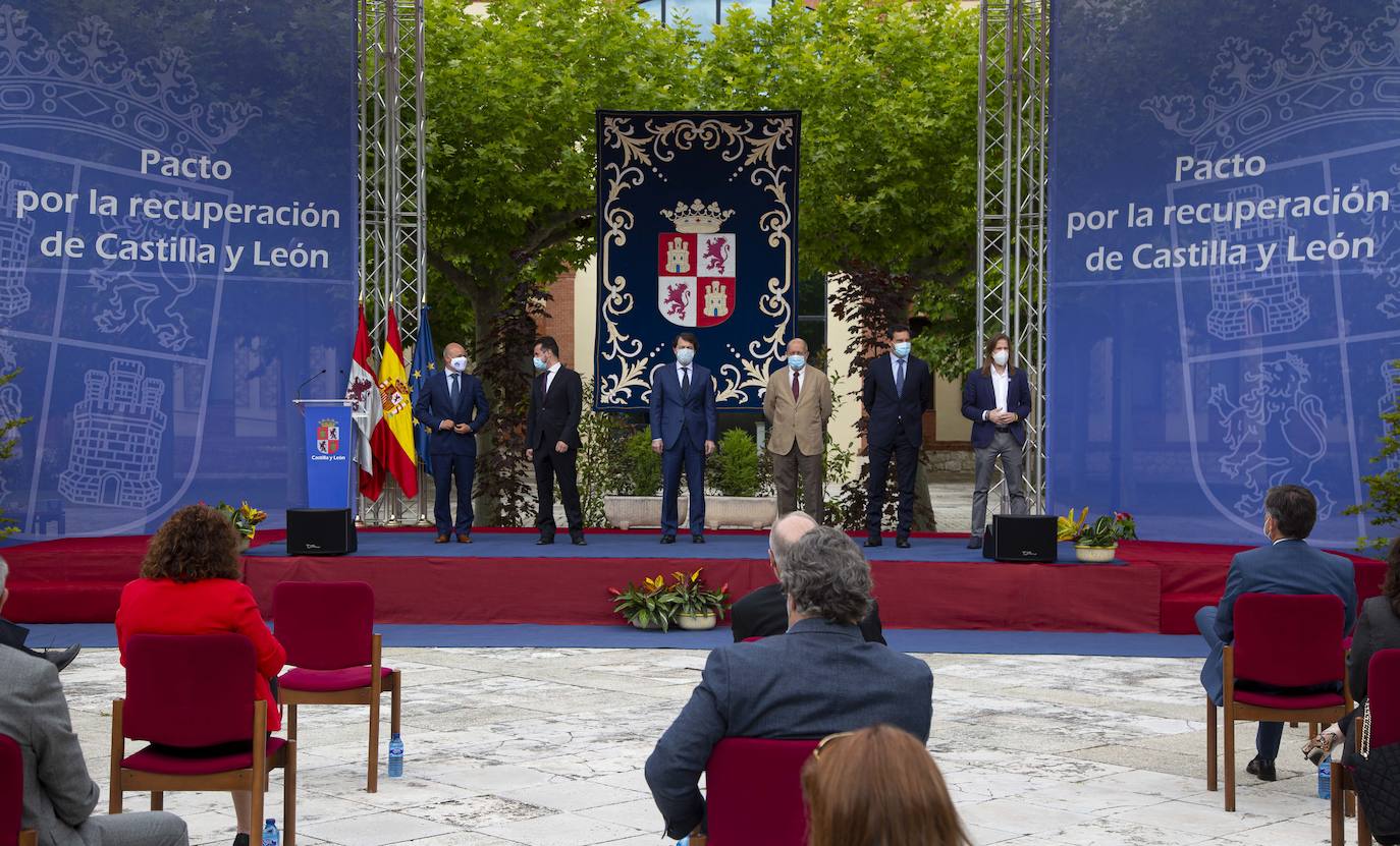 El presidente de la Junta de Castilla y León, Alfonso Fernández Mañueco, junto al vicepresidente, Francisco Igea, firman el Pacto por la Recuperación Económica, el Empleo y la Cohesión Social en Castilla y León con el portavoz parlamentario del Partido Socialista, Luis Tudanca, así como con otros portavoces.