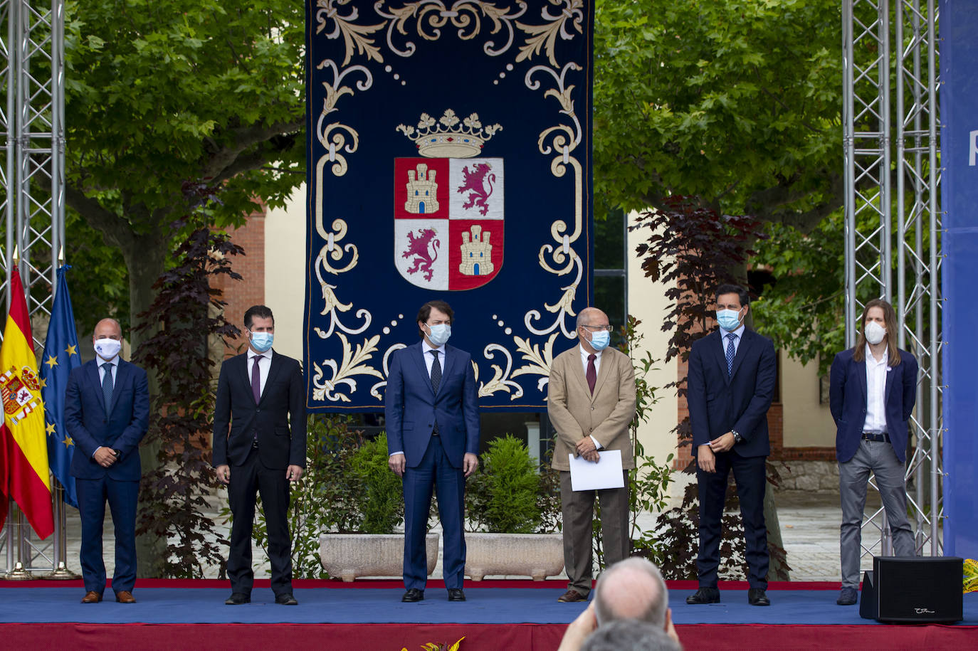El presidente de la Junta de Castilla y León, Alfonso Fernández Mañueco, junto al vicepresidente, Francisco Igea, firman el Pacto por la Recuperación Económica, el Empleo y la Cohesión Social en Castilla y León con el portavoz parlamentario del Partido Socialista, Luis Tudanca, así como con otros portavoces.