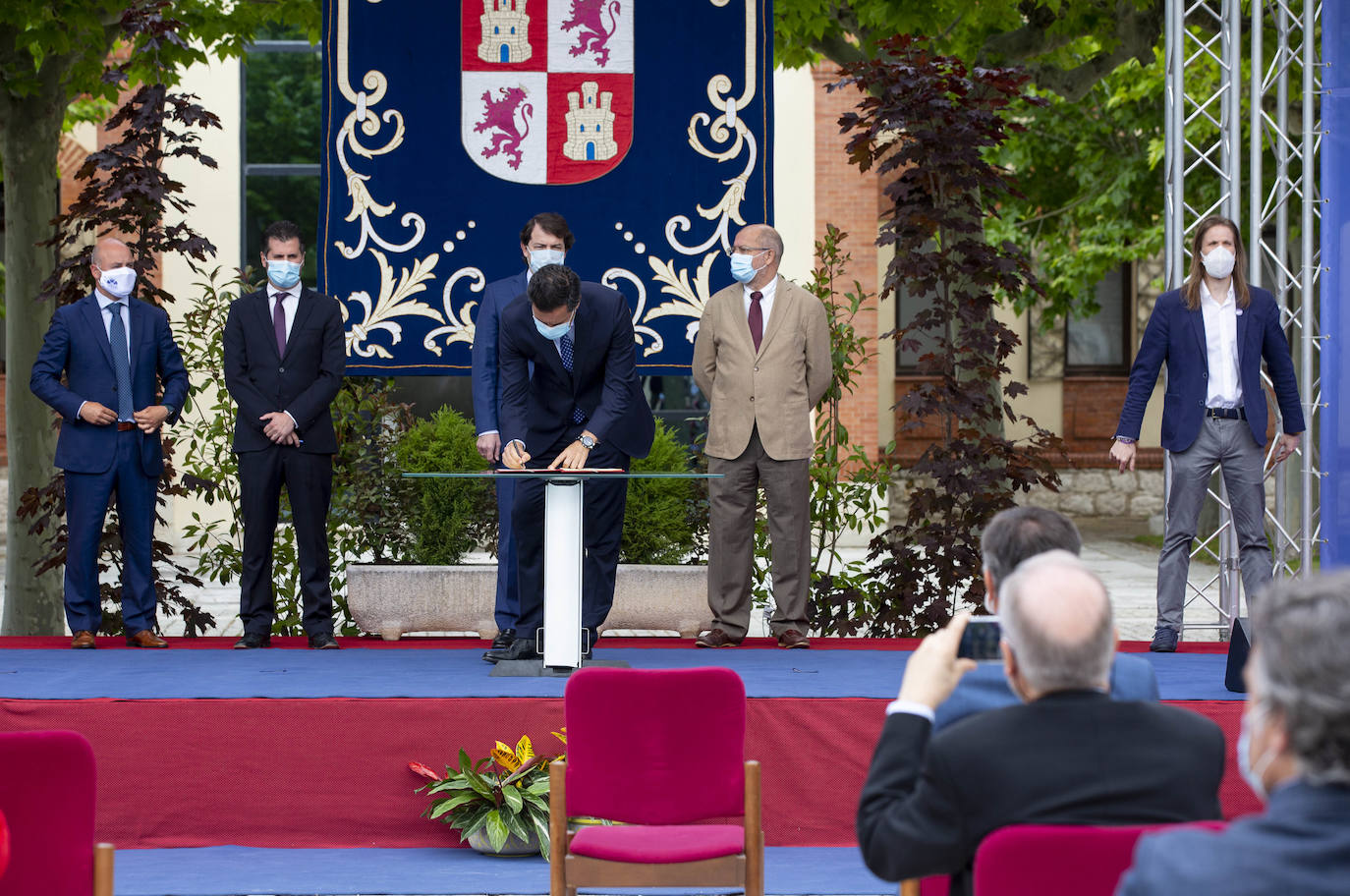El presidente de la Junta de Castilla y León, Alfonso Fernández Mañueco, junto al vicepresidente, Francisco Igea, firman el Pacto por la Recuperación Económica, el Empleo y la Cohesión Social en Castilla y León con el portavoz parlamentario del Partido Socialista, Luis Tudanca, así como con otros portavoces.