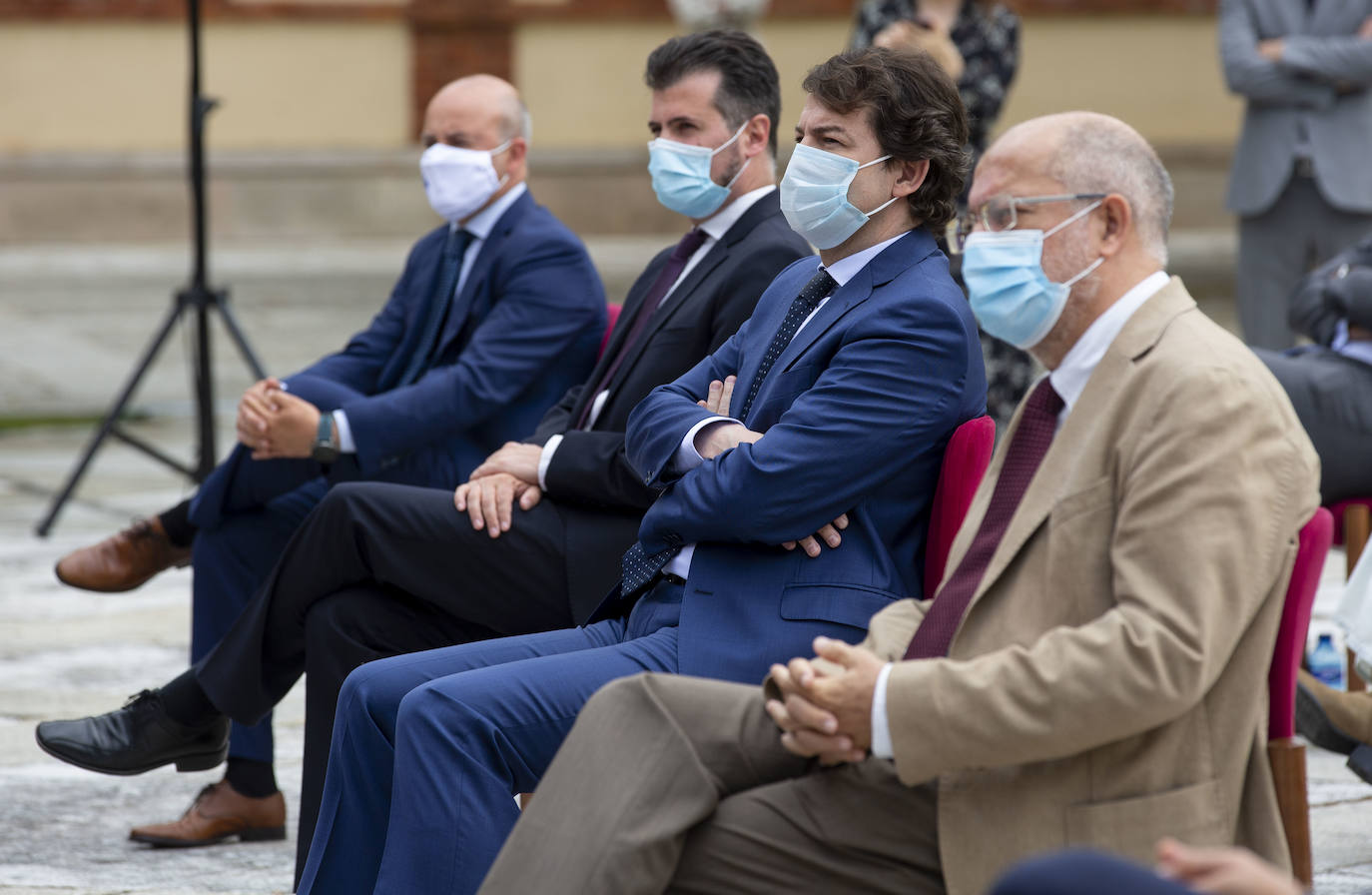 El presidente de la Junta de Castilla y León, Alfonso Fernández Mañueco, junto al vicepresidente, Francisco Igea, firman el Pacto por la Recuperación Económica, el Empleo y la Cohesión Social en Castilla y León con el portavoz parlamentario del Partido Socialista, Luis Tudanca, así como con otros portavoces.