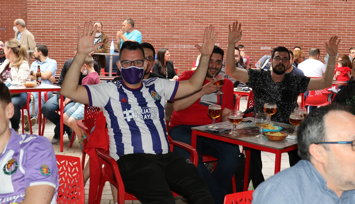 Los seguidores blanquivioletas han buscado soluciones para llevar la grada del Zorrilla a su terraza o bar favorito