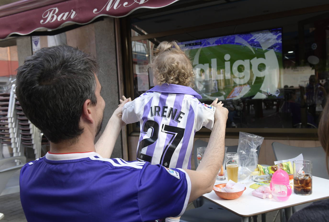 Los seguidores blanquivioletas han buscado soluciones para llevar la grada del Zorrilla a su terraza o bar favorito