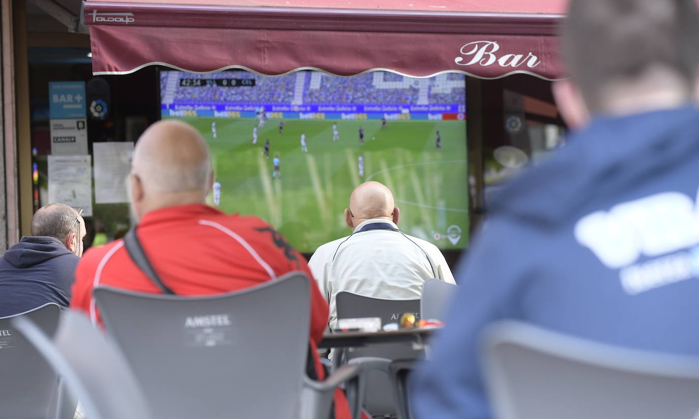 Los seguidores blanquivioletas han buscado soluciones para llevar la grada del Zorrilla a su terraza o bar favorito