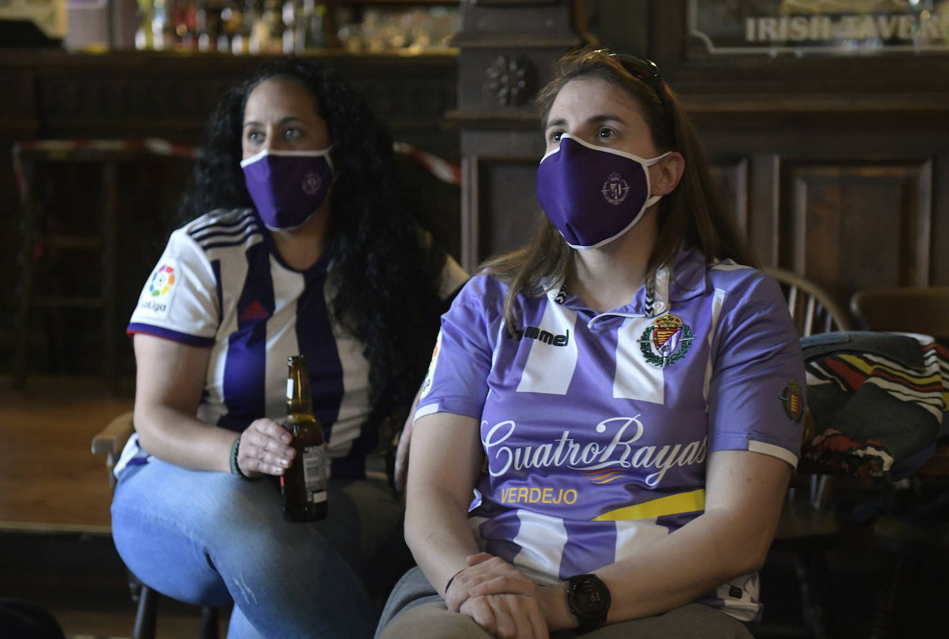 Los seguidores blanquivioletas han buscado soluciones para llevar la grada del Zorrilla a su terraza o bar favorito