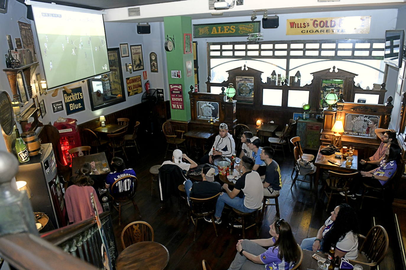 Los seguidores blanquivioletas han buscado soluciones para llevar la grada del Zorrilla a su terraza o bar favorito