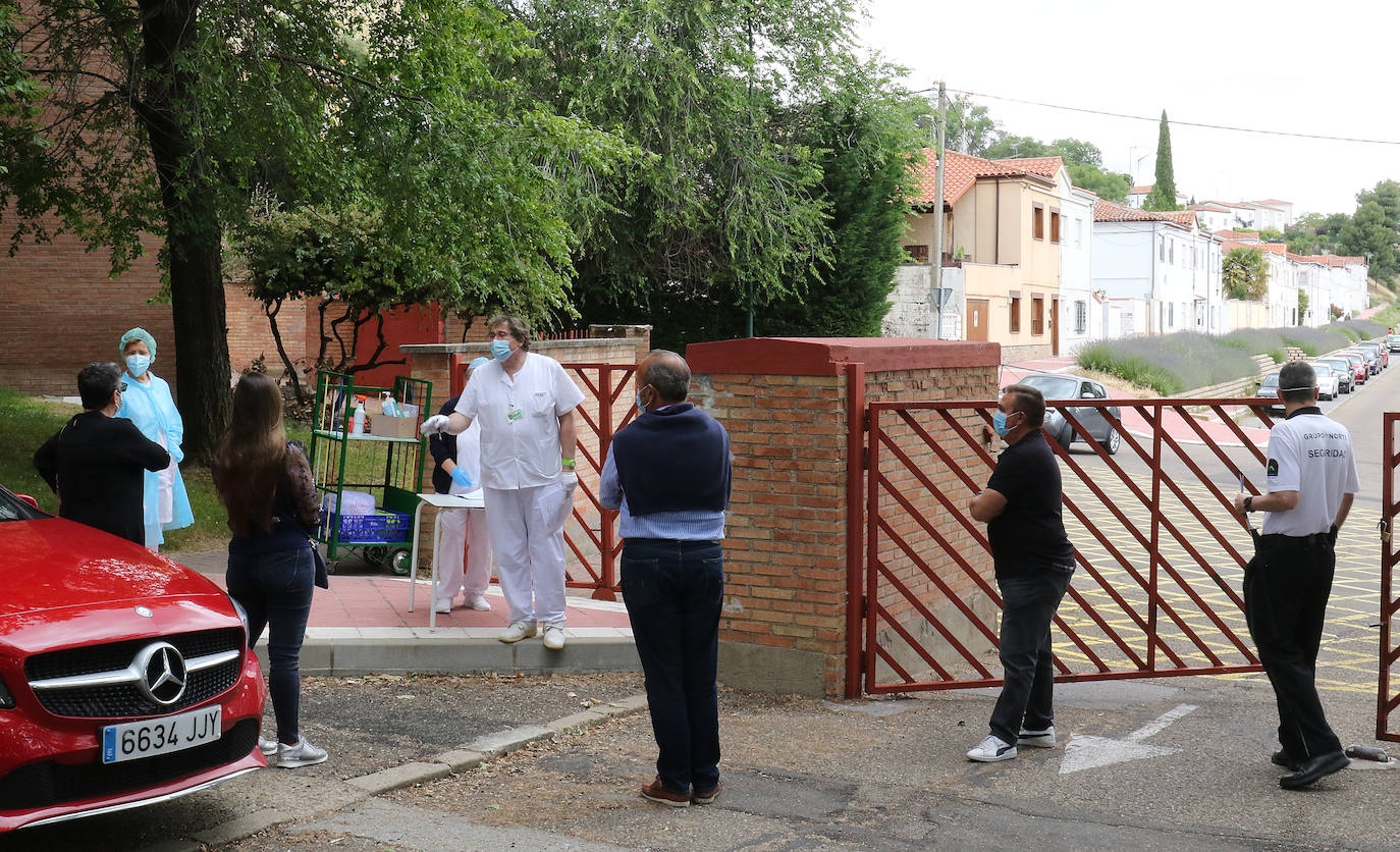 Con un control férreo de las distancias y la cafetería reconvertida en locutorio para la desecalada, lor residentes han podido ver de nuevo a sus familiares 