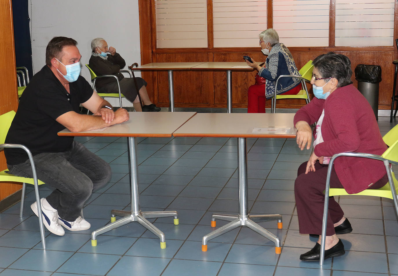 Con un control férreo de las distancias y la cafetería reconvertida en locutorio para la desecalada, lor residentes han podido ver de nuevo a sus familiares 