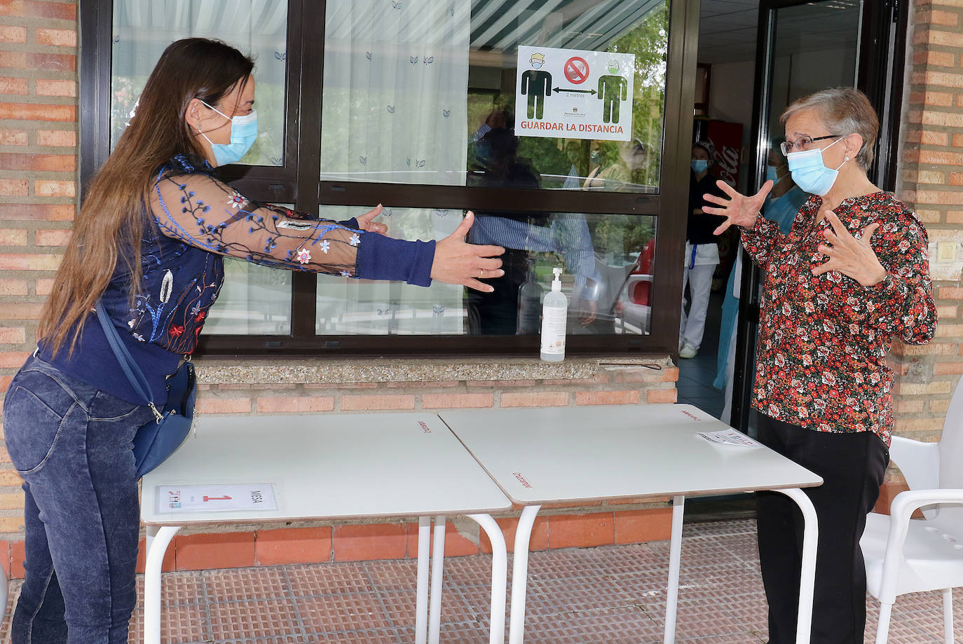 Con un control férreo de las distancias y la cafetería reconvertida en locutorio para la desecalada, lor residentes han podido ver de nuevo a sus familiares 