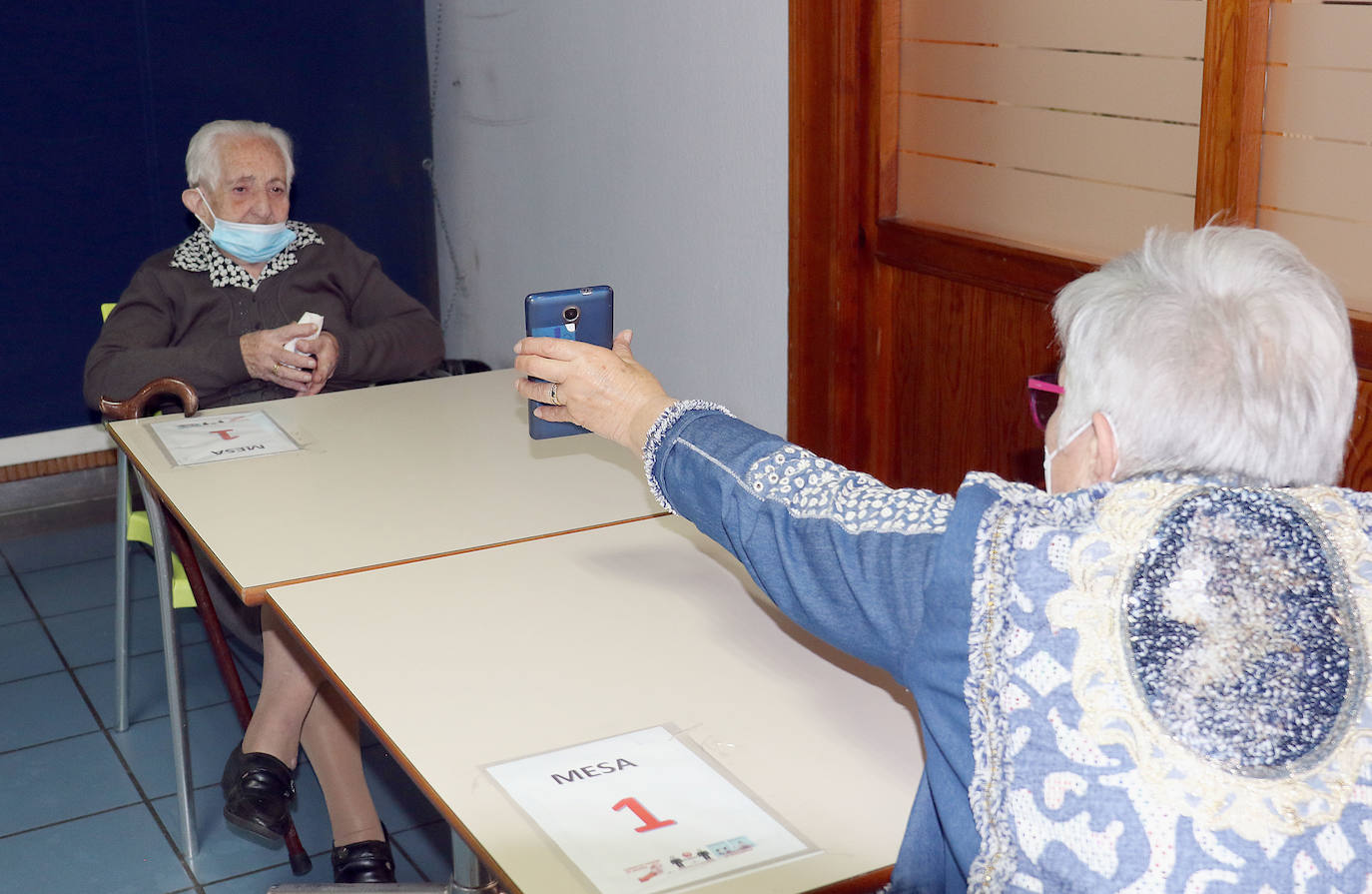 Con un control férreo de las distancias y la cafetería reconvertida en locutorio para la desecalada, lor residentes han podido ver de nuevo a sus familiares 