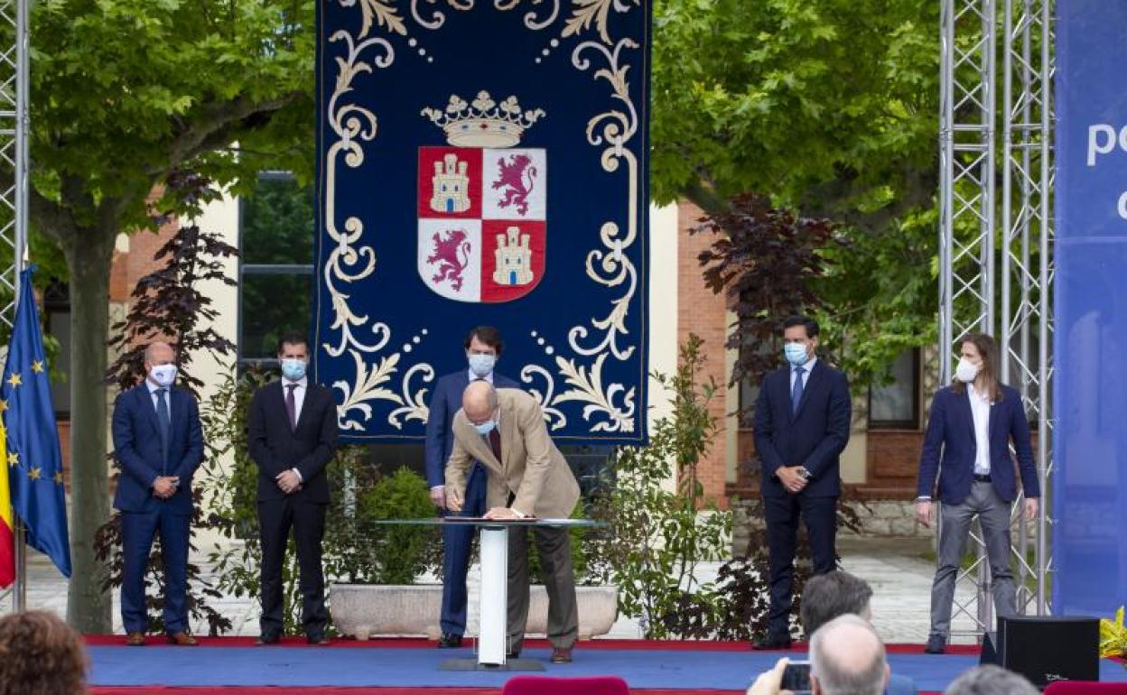 Firma del acuerdo para la reconstrucción de Castilla y León.
