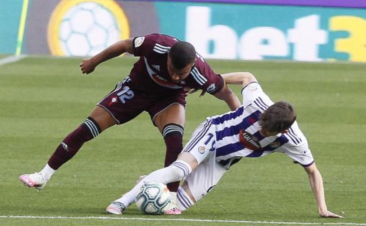 Toni Villa le saca un balón en la disputa a Rafinha. 