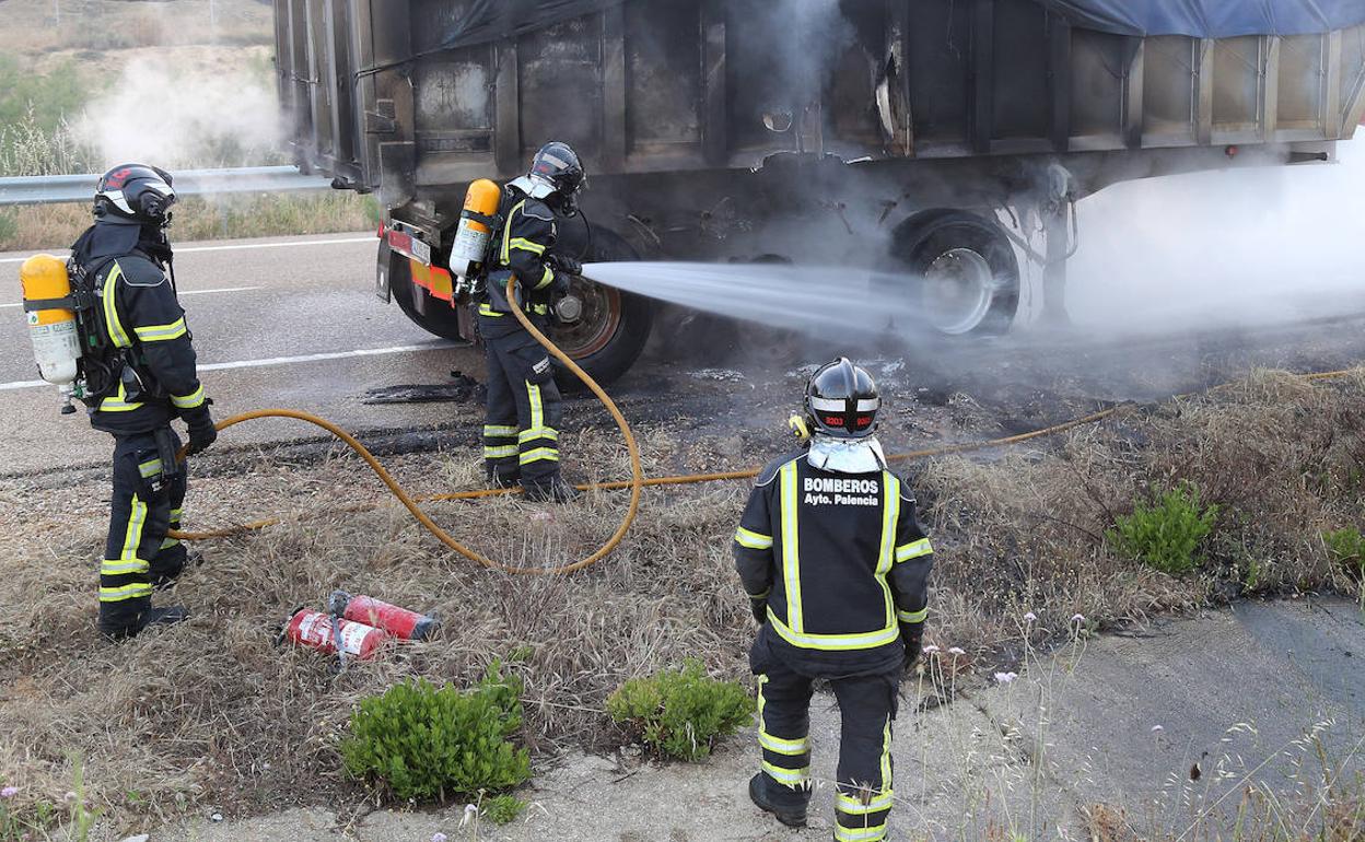 Arde la caja de un camión al incendiarse una de las ruedas a la altura del kilómetro 4,900 de la A-65
