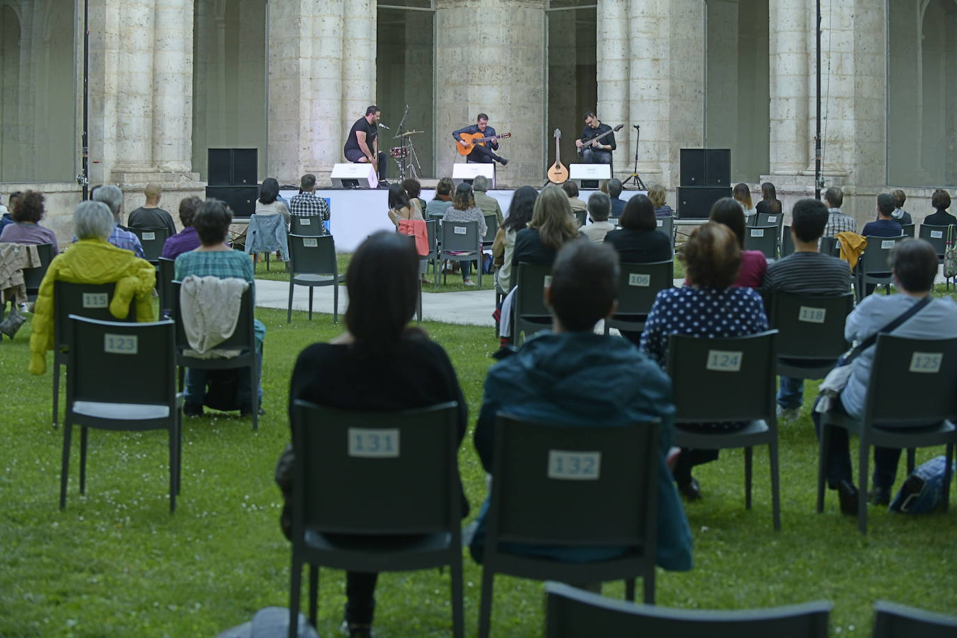 El guitarrista Raúl Olivar ha ofrecido esta tarde un concierto en el patio del museo. 