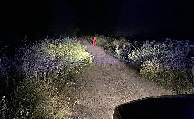 Imágenes de la unidad del GREM buscando al varón desaparecido. 