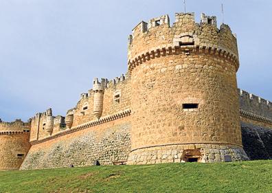 Imagen secundaria 1 - Castillo de Grajal de Campos y detalle de una de las paredes del Palacio de los condes de Grajal. 