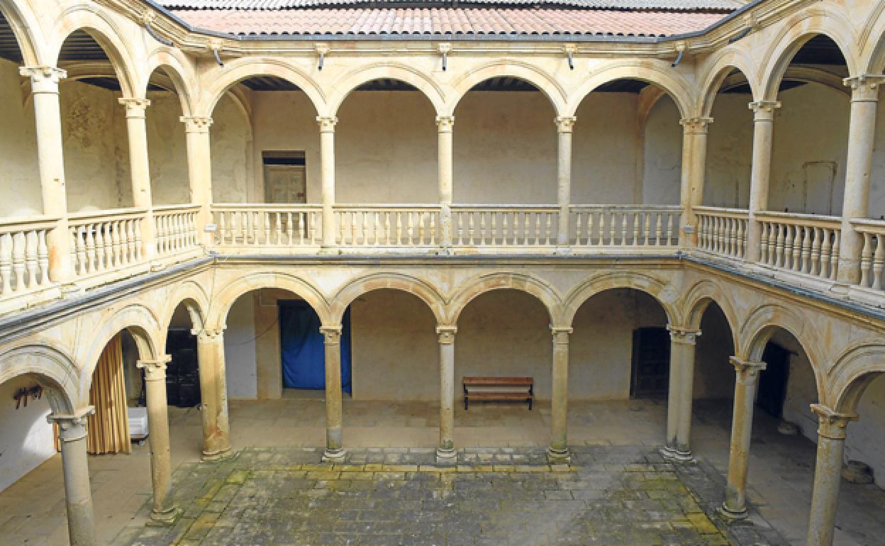 Claustro interior del palacio de los Condes. 