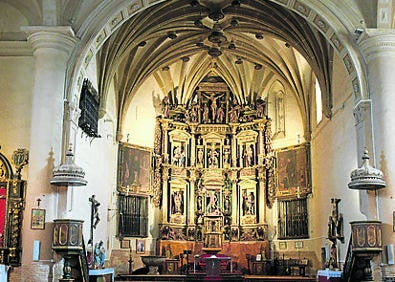 Imagen secundaria 1 - Arriba, el Cristo de la iglesia de San Miguel; Interior de la iglesia, con el altar mayor al fondo y a la derecha, Ermita de la Virgen de las Puertas. 