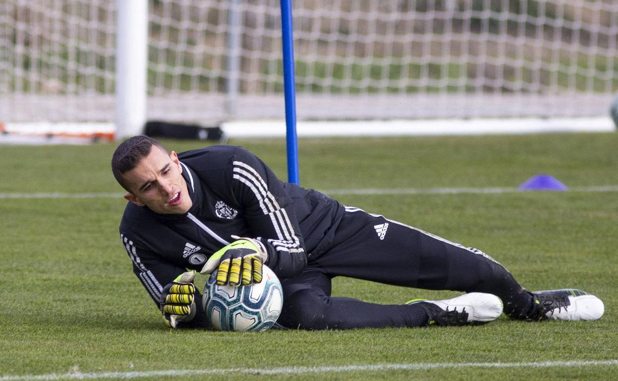 Masip ataja un balón en un entrenamiento