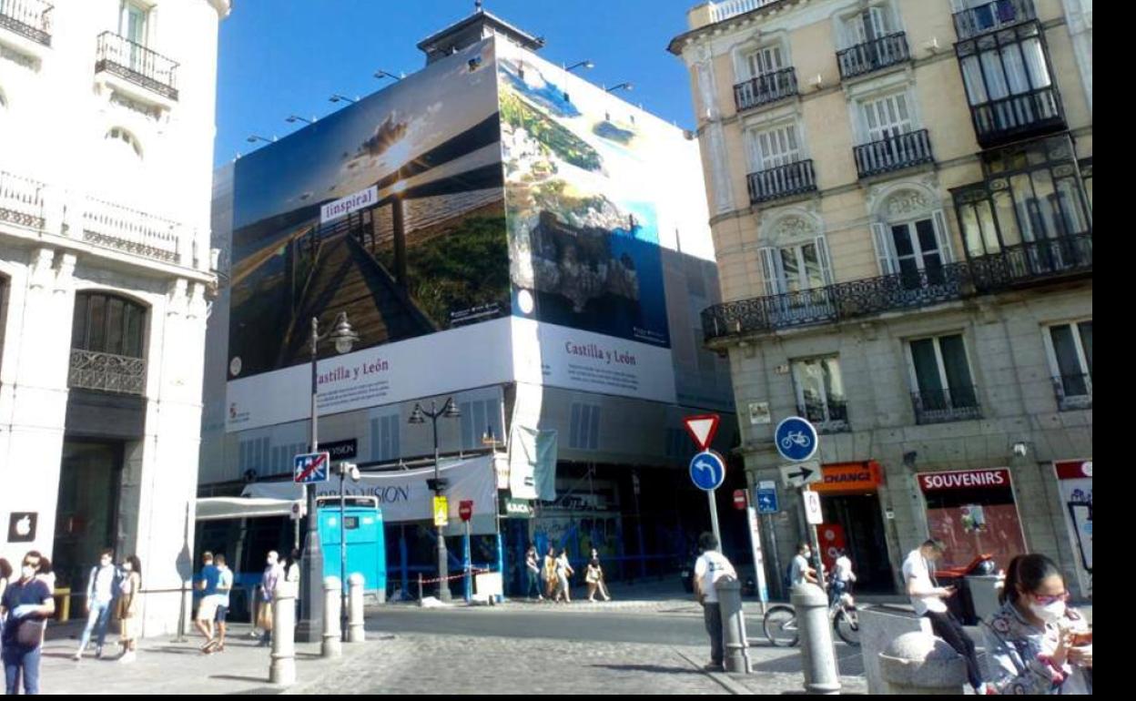Un edificio de la Puerta del Sol de Madrid luce desde ayer por la tarde en su fachada una lona con el lema 'Castilla y León. Inspira'. 